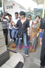 Shahrukh Khan arrive from Kolkata after KKR win in Domestic Airport, Mumbai on 12th April 2011 (9).JPG